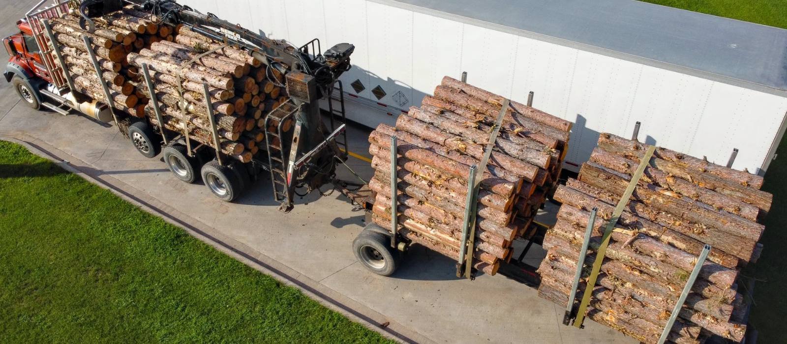 Camion de livraison chargé de bois